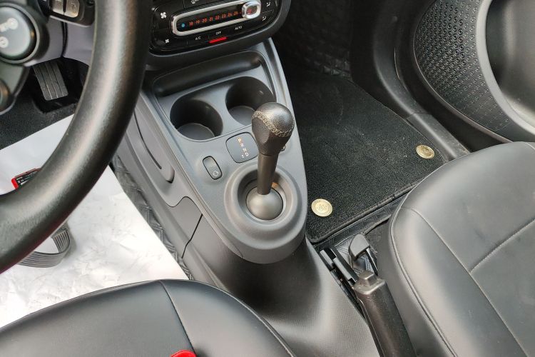 smart forfour 2016款 1.0L 52千瓦灵动版中控内饰18