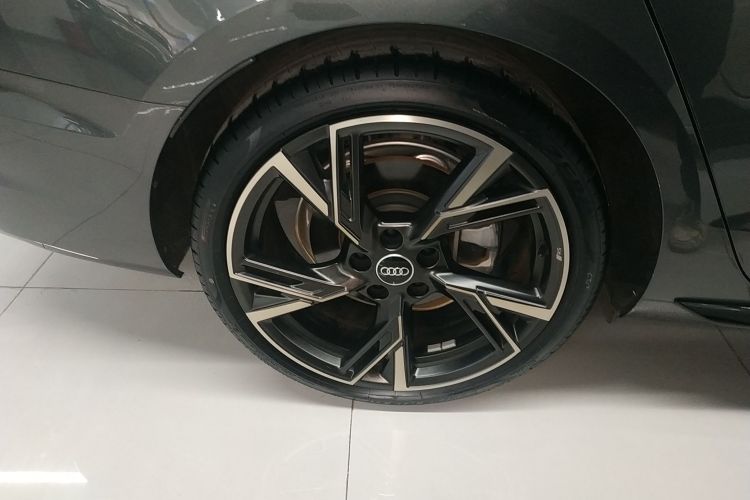 奥迪A4L 2024款 40 TFSI quattro RS套件燃速型车身外观6008