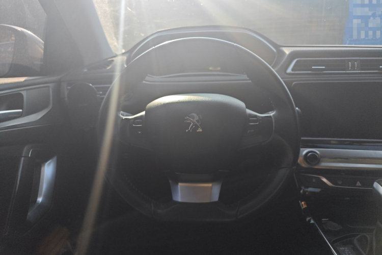 标致308 2016款 1.6L 自动豪华版中控内饰13