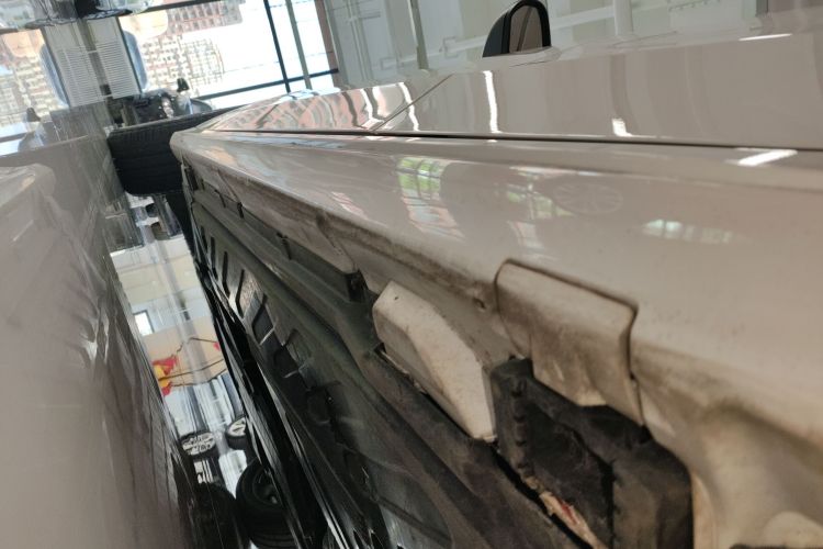 奔驰C级 2018款 C 200 运动版机舱底盘29