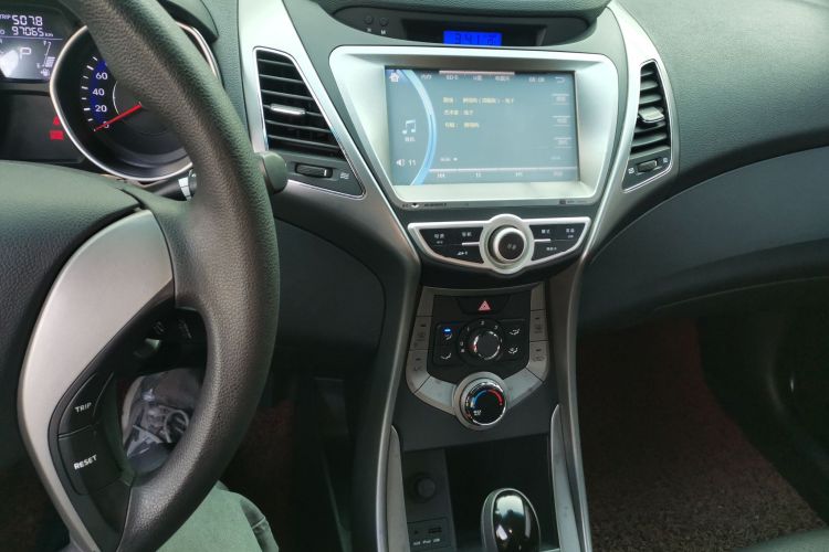 现代 朗动 2012款 1.6L 自动时尚型中控内饰16