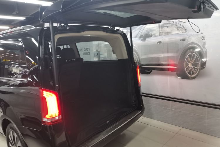 奔驰 威霆 2023款 2.0T 精英版 7座机舱底盘23