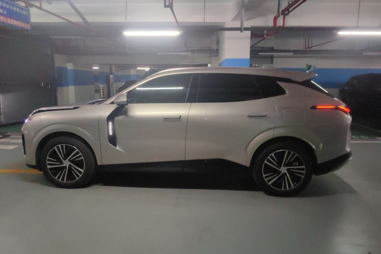 领克08 EM-P 2025款 120km 长续航Halo车身外观4