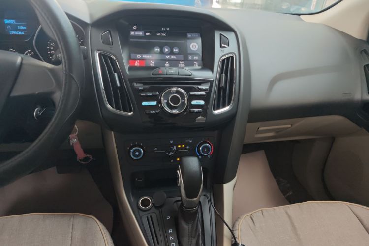 福特 福克斯 2017款 三厢 1.6L 自动舒适型智行版局部细节16