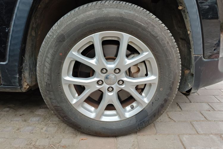 Jeep 自由光 2016款 2.4L 专业智能版车身外观10