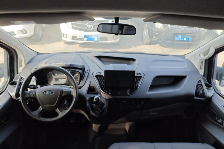 福特 全顺 2019款 2.0T柴油多功能商用车中轴中顶6座国VI中控内饰7002