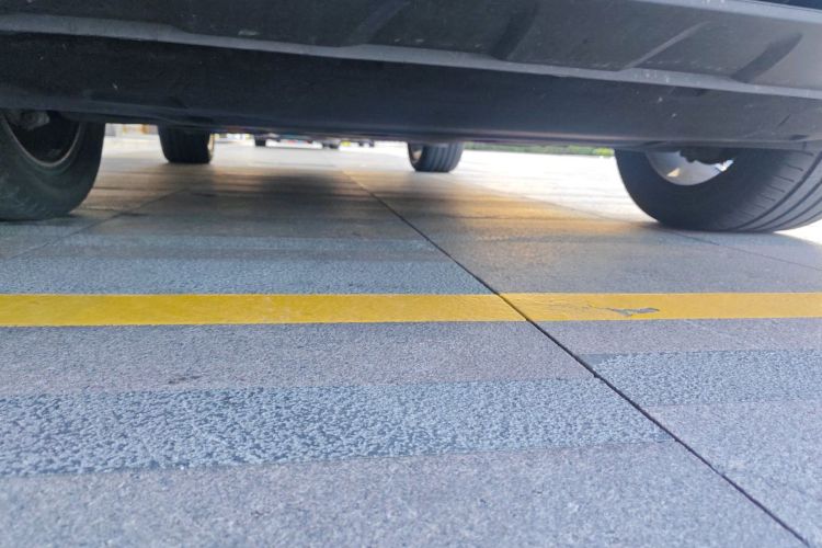 大众 途锐 2022款 3.0TSI 锐享版 曜黑运动套装局部细节9008