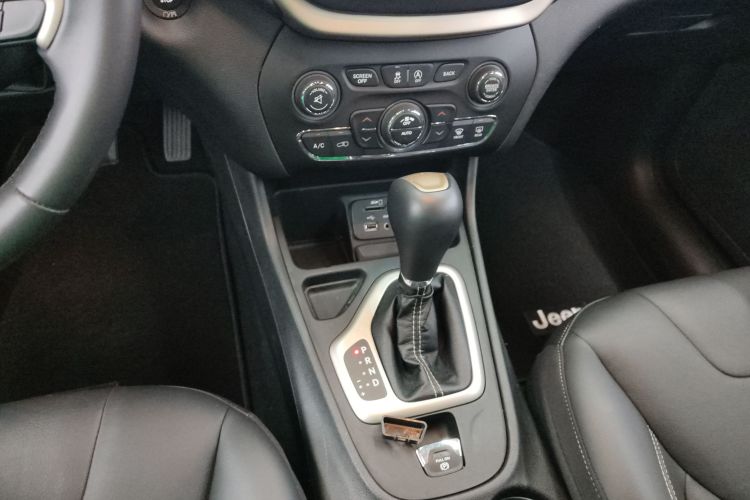 Jeep 自由光 2017款 2.0L 优越版中控内饰18