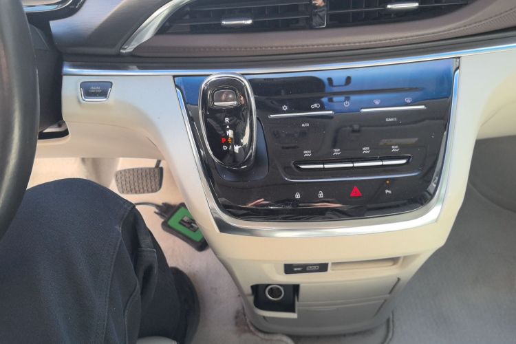 别克GL8 2022款 陆上公务舱 652T 豪华型中控内饰18