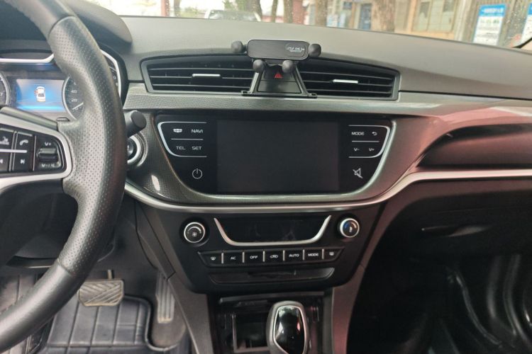 吉利汽车 帝豪 2017款 三厢百万款 1.5L CVT向上版中控内饰16