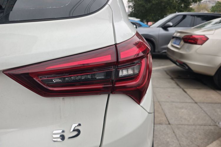 海马S5 2018款 1.6L 手动豪华型车身外观9