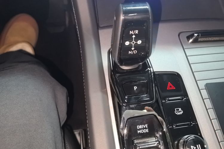 领克09 EM-P 2021款 2.0T PHEV Halo 六座中控内饰18