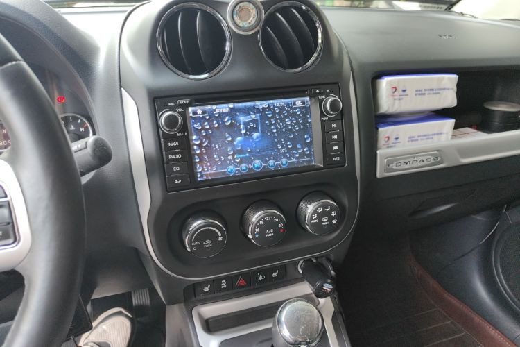Jeep 指南者(进口) 2013款 2.0L 两驱豪华版中控内饰16