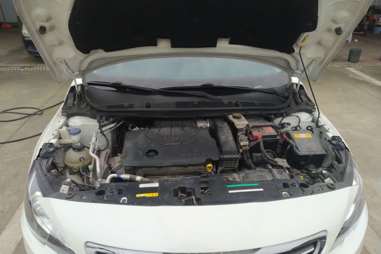 标致408 2014款 1.8L 自动豪华版机舱底盘24