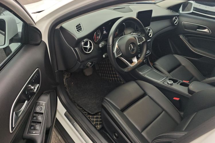 奔驰GLA 2019款 GLA 200 动感型中控内饰20