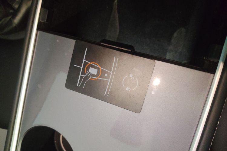 特斯拉 Model Y 2024款 后轮驱动版中控内饰11