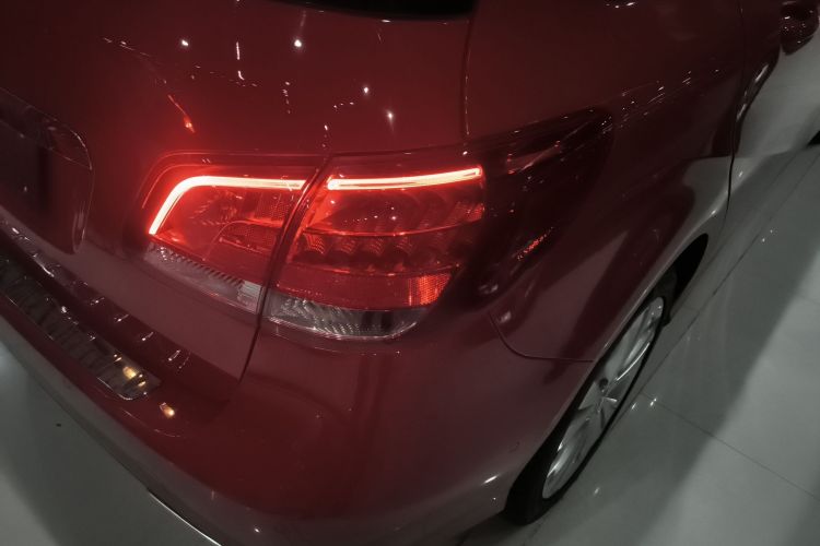 奔驰B级 2017款 B 200 动感型车身外观9