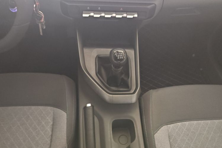 宝骏RC-5 2020款 1.5L 手动智耀精英型中控内饰16