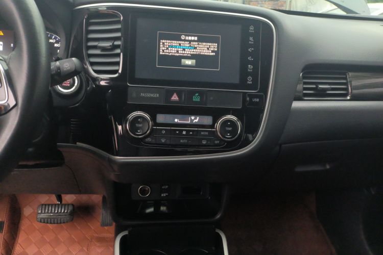 三菱 欧蓝德 2020款 2.4L 四驱致享版 7座中控内饰16