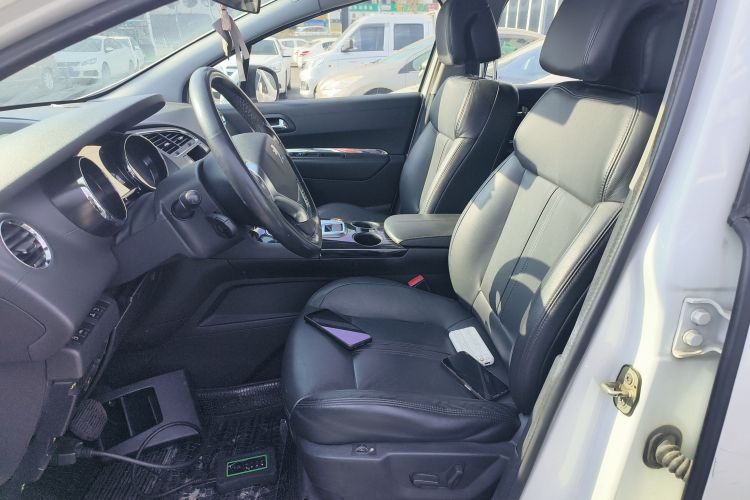 标致3008 2015款 2.0L 自动潮流版中控内饰19