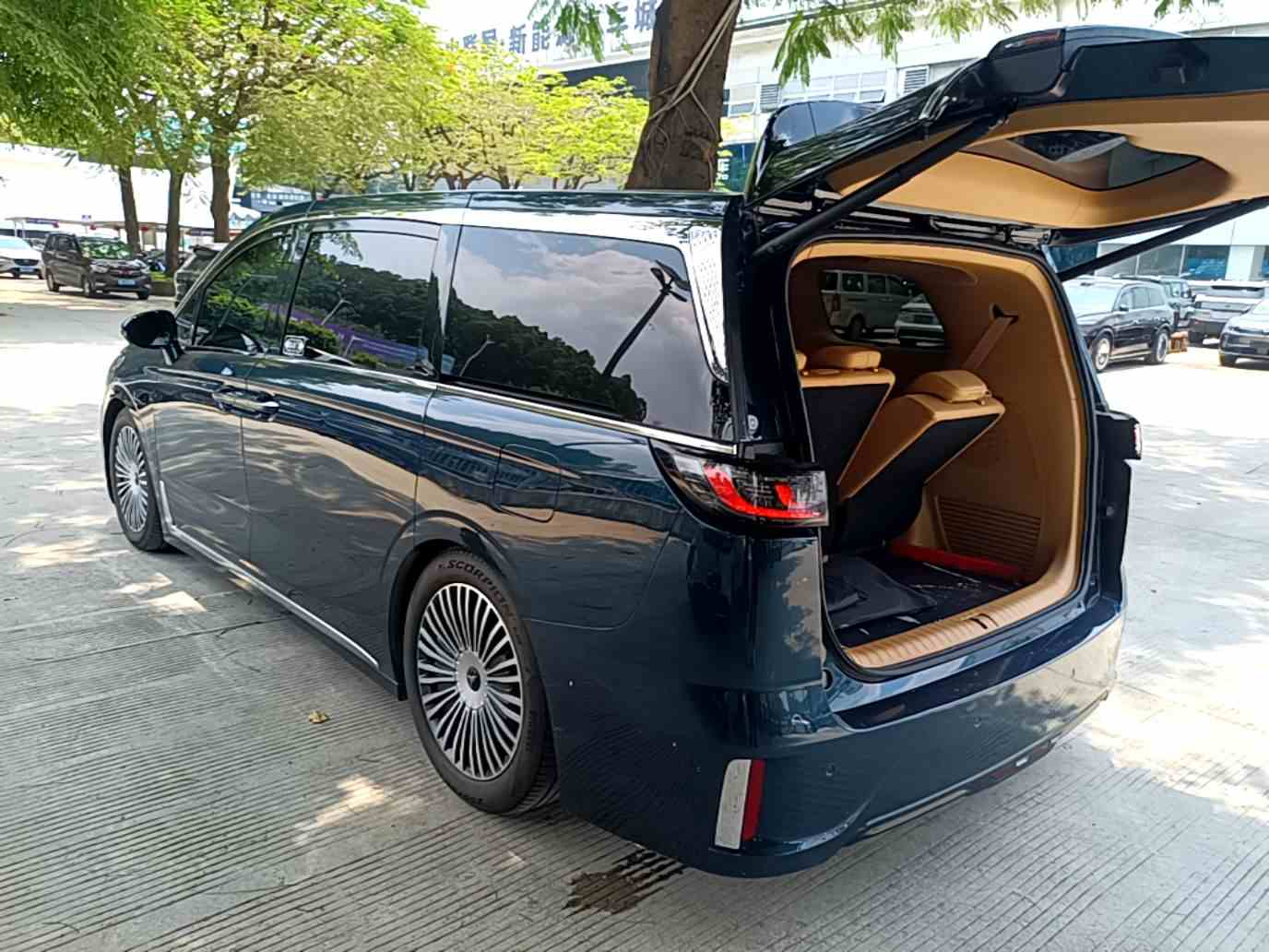 岚图汽车 岚图梦想家 2025款 PHEV 四驱旗舰乾崑版(3)