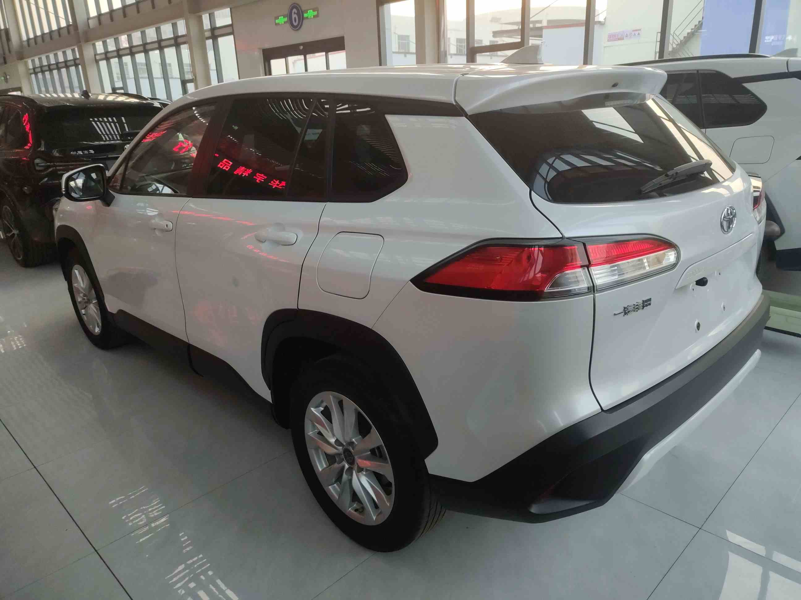 丰田 卡罗拉锐放 2022款 2.0L 精英版(3)