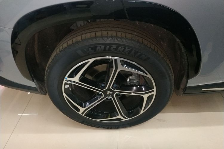 哪吒汽车 哪吒L 2024款 增程 310 闪充红衣版车身外观56