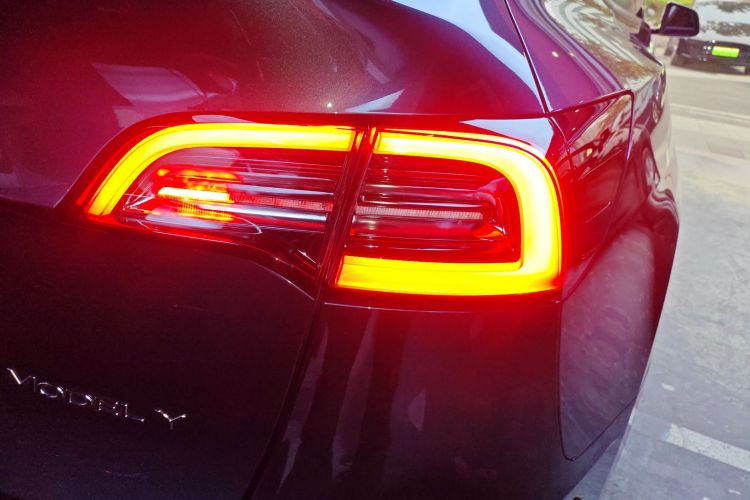 特斯拉 Model Y 2024款 后轮驱动版车身外观9