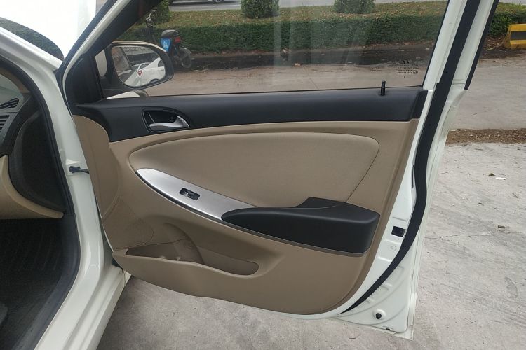 现代 瑞纳 2014款 1.4L 自动智能型GLS中控内饰7005