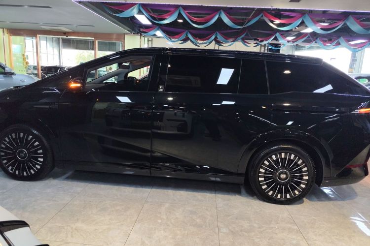 小鹏X9 2025款 650长续航 Max车身外观4