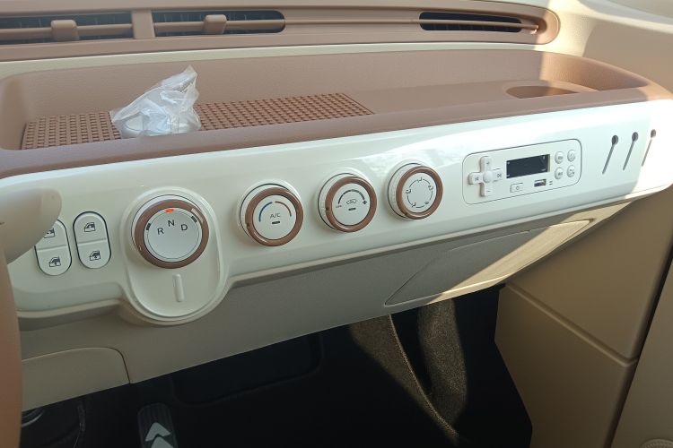 奔腾小马 2026款 222km 炫彩马中控内饰16