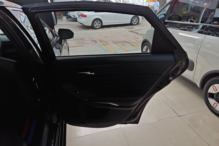 丰田 亚洲龙 2019款 双擎 2.5L XLE尊贵版 国VI中控内饰7006