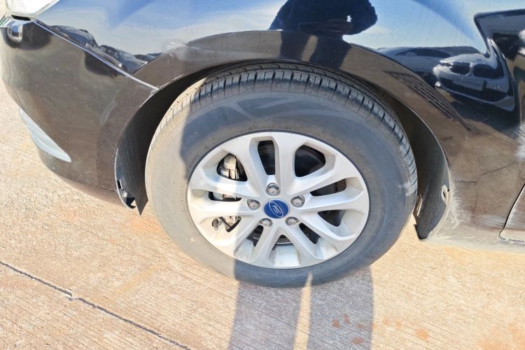 福特 福克斯 2013款 三厢经典 1.8L 自动基本型车身外观6007