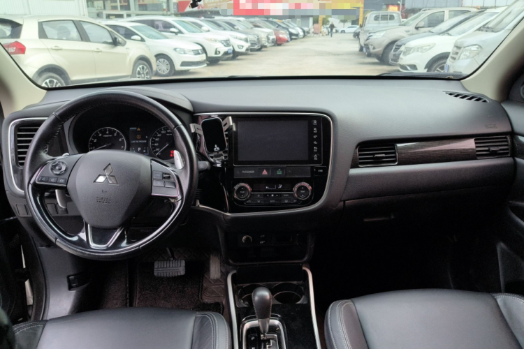 三菱 欧蓝德 2019款 2.4L 四驱致享版 5座 国V中控内饰7002