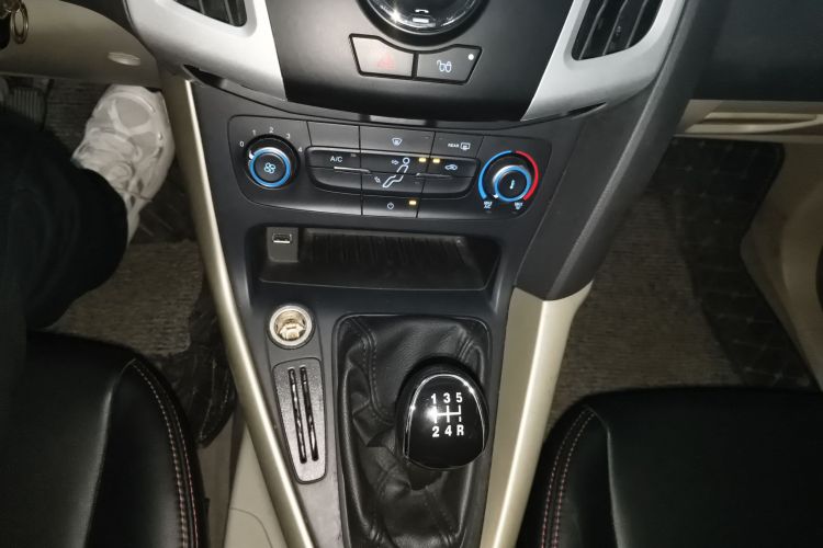 福特 福克斯 2015款 三厢 1.6L 手动舒适型中控内饰18