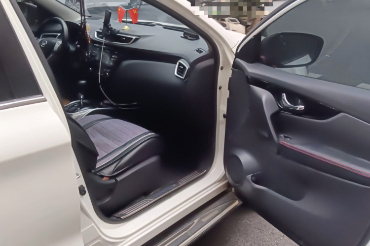 日产 逍客 2016款 2.0L CVT精英版局部细节9005