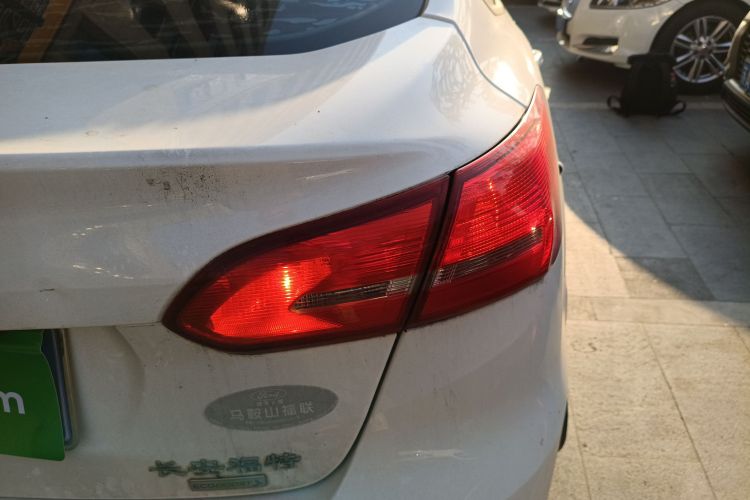 福特 福克斯 2015款 三厢 EcoBoost 125 自动超能风尚型车身外观9