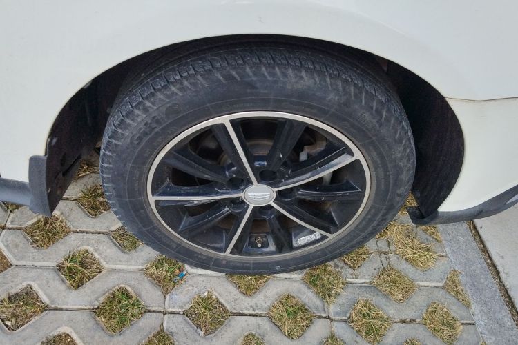 吉利汽车 帝豪 2017款 两厢RS百万款 1.5L CVT向上版车身外观10