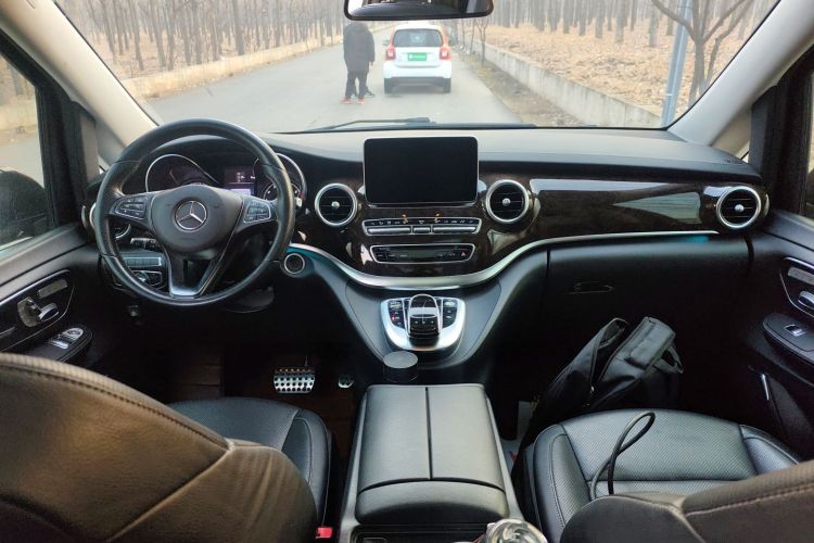 奔驰V级 2017款 V 260 L 尊贵加长版中控内饰12