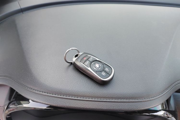 别克GL8 2021款 陆上公务舱 652T 尊贵型中控内饰7001