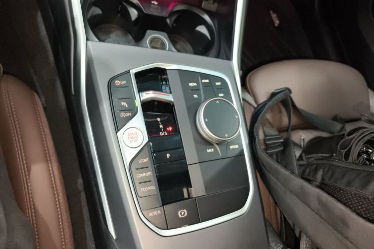 宝马3系 2025款 325i M运动套装中控内饰18