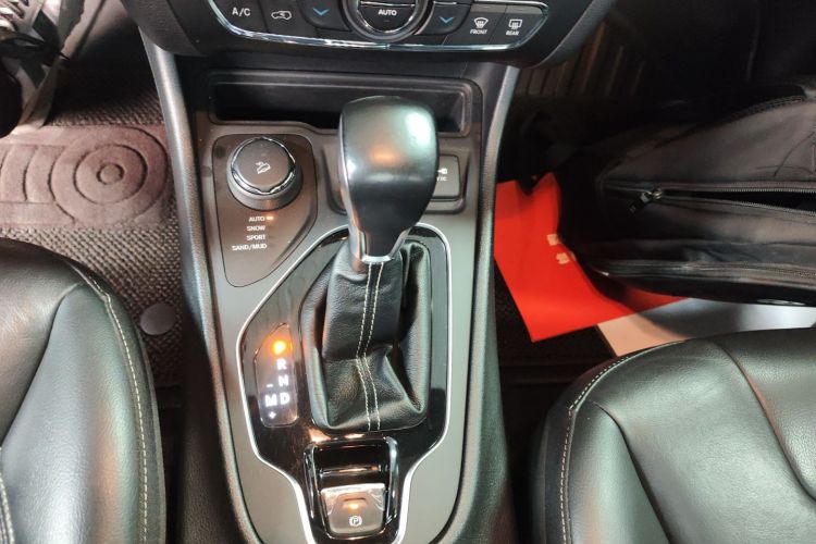 Jeep 自由光 2021款 2.0T 四驱80周年纪念版局部细节18