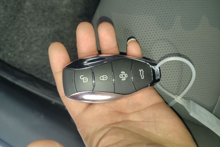 红旗EH7 2025款 600 智选版中控内饰11