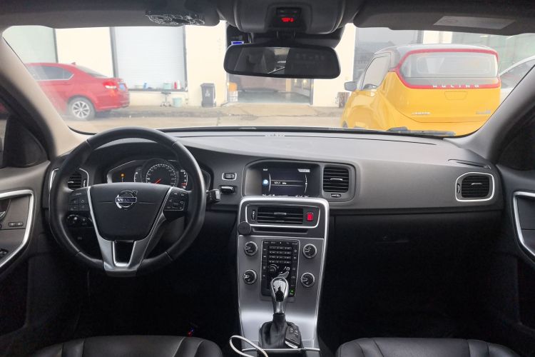 沃尔沃V60 2017款 T5 智逸版 国V中控内饰7002