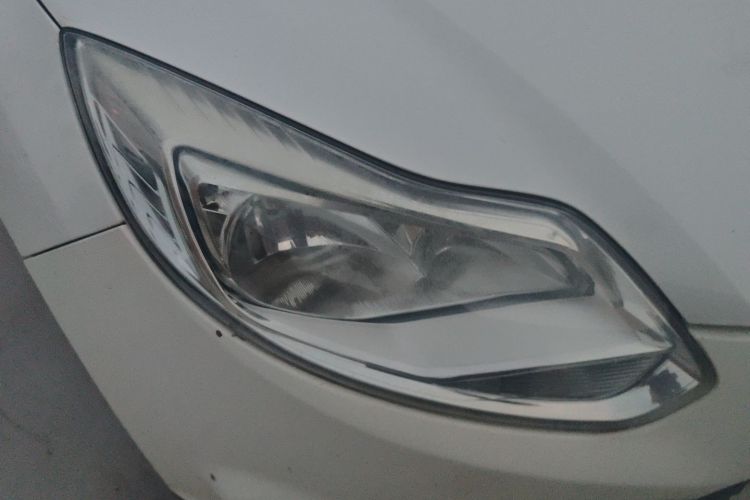 福特 福克斯 2012款 两厢 1.6L 自动风尚型车身外观6006