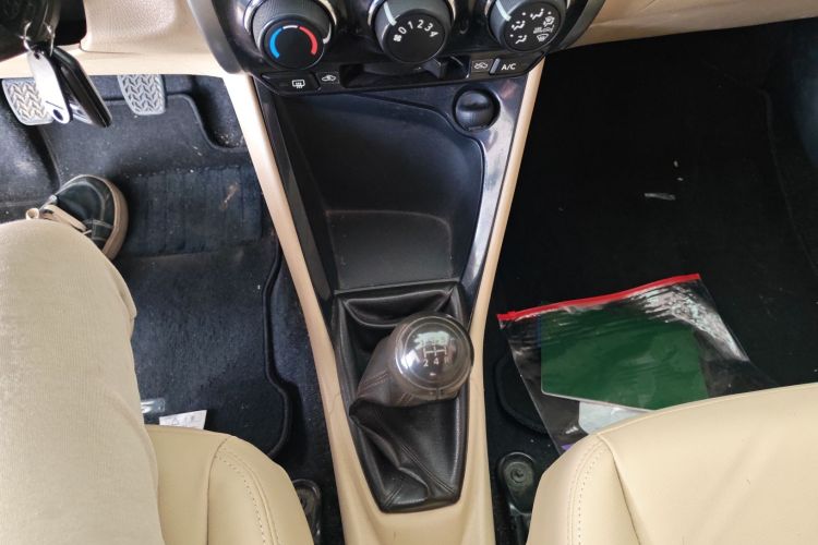 丰田 威驰 2014款 1.5L 手动智臻版中控内饰18