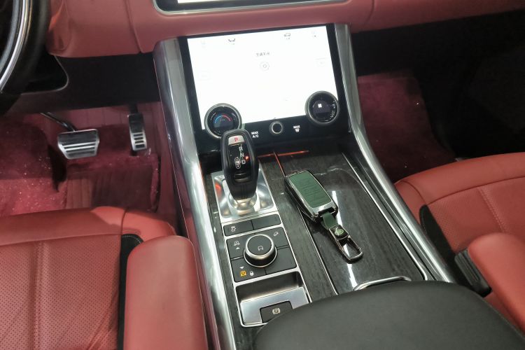 路虎 揽胜运动版 2022款 3.0 L6 耀黑版中控内饰18