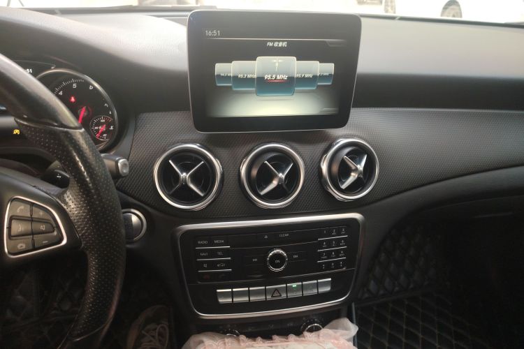 奔驰GLA 2017款 GLA 200 动感型中控内饰16