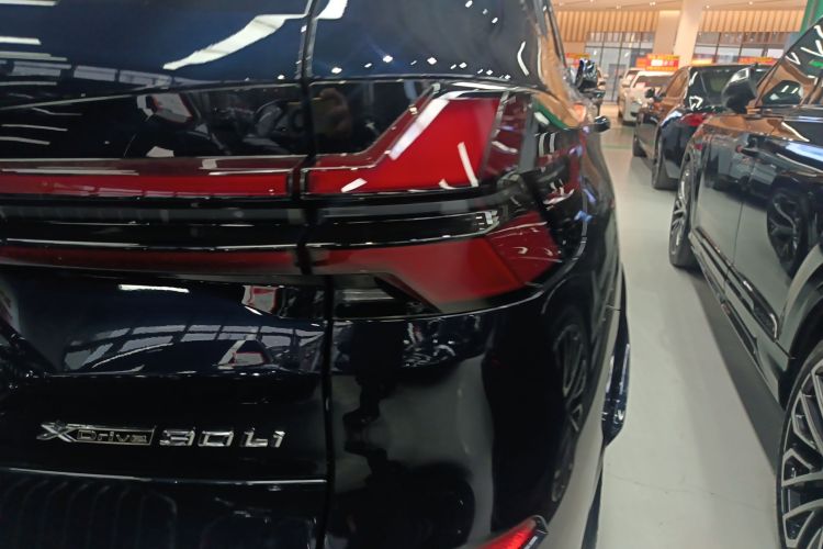 宝马X5 2025款 xDrive 30Li 尊享型M运动曜夜套装车身外观9