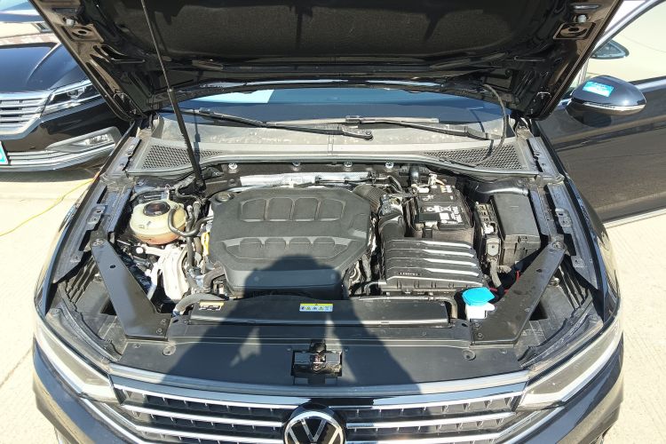 大众 迈腾 2023款 200万辆纪念版 330TSI DSG领先型机舱底盘24